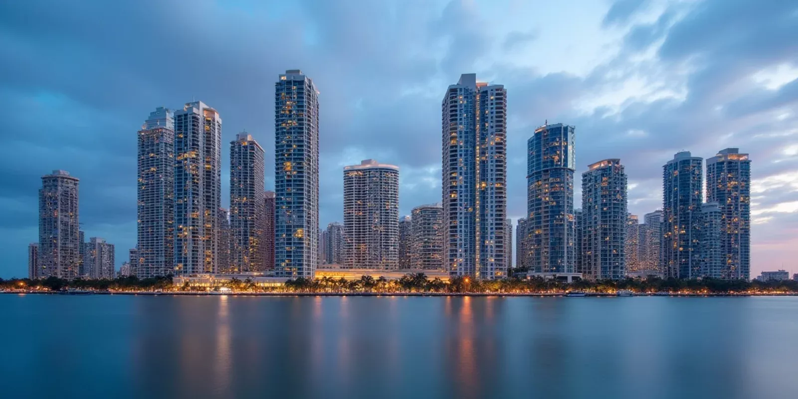 Torres residenciales del distrito de Brickell en Miami vistas desde la bahía al atardecer
