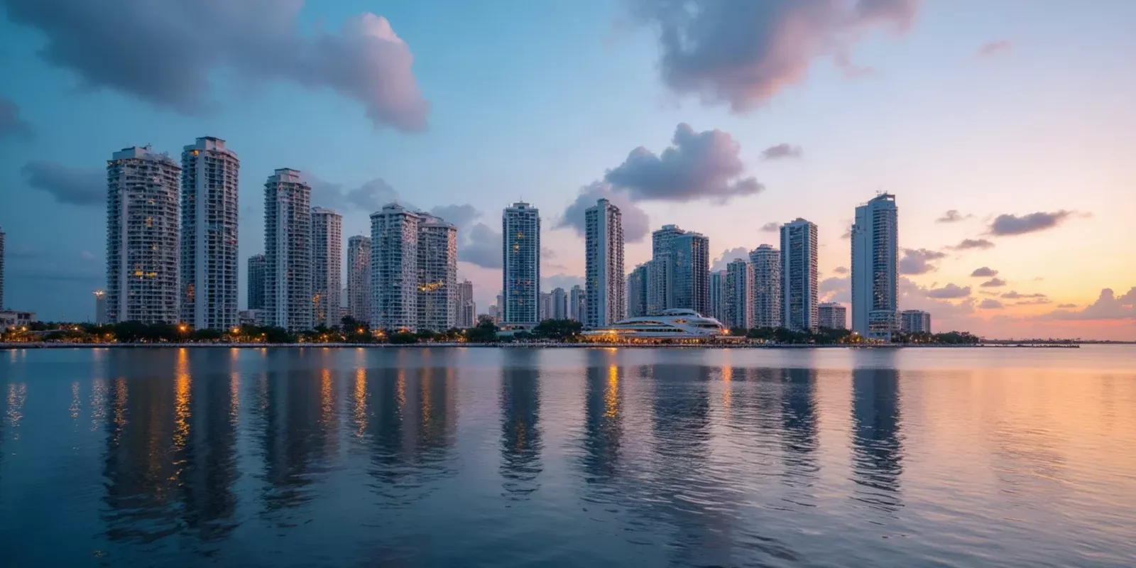 Panorámica del horizonte urbano de Miami con edificios residenciales junto a la bahía