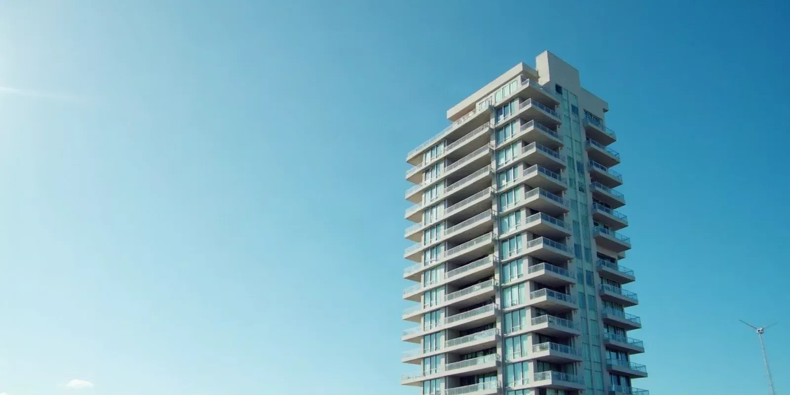 Torre de condominios de gran altura vista desde abajo