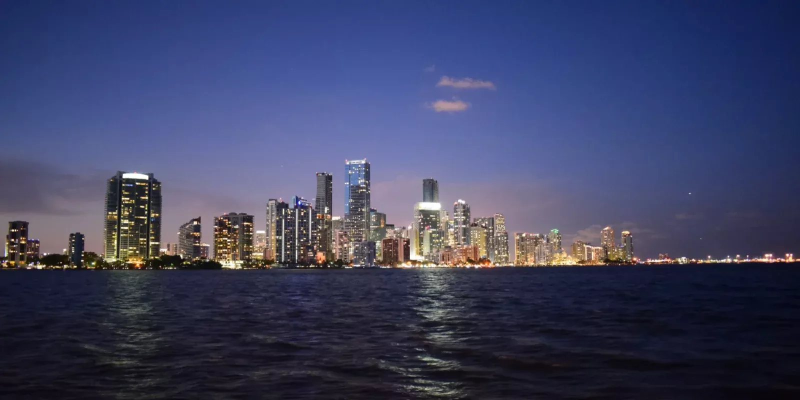 Skyline de Miami al anochecer reflejado en la bahía de Biscayne