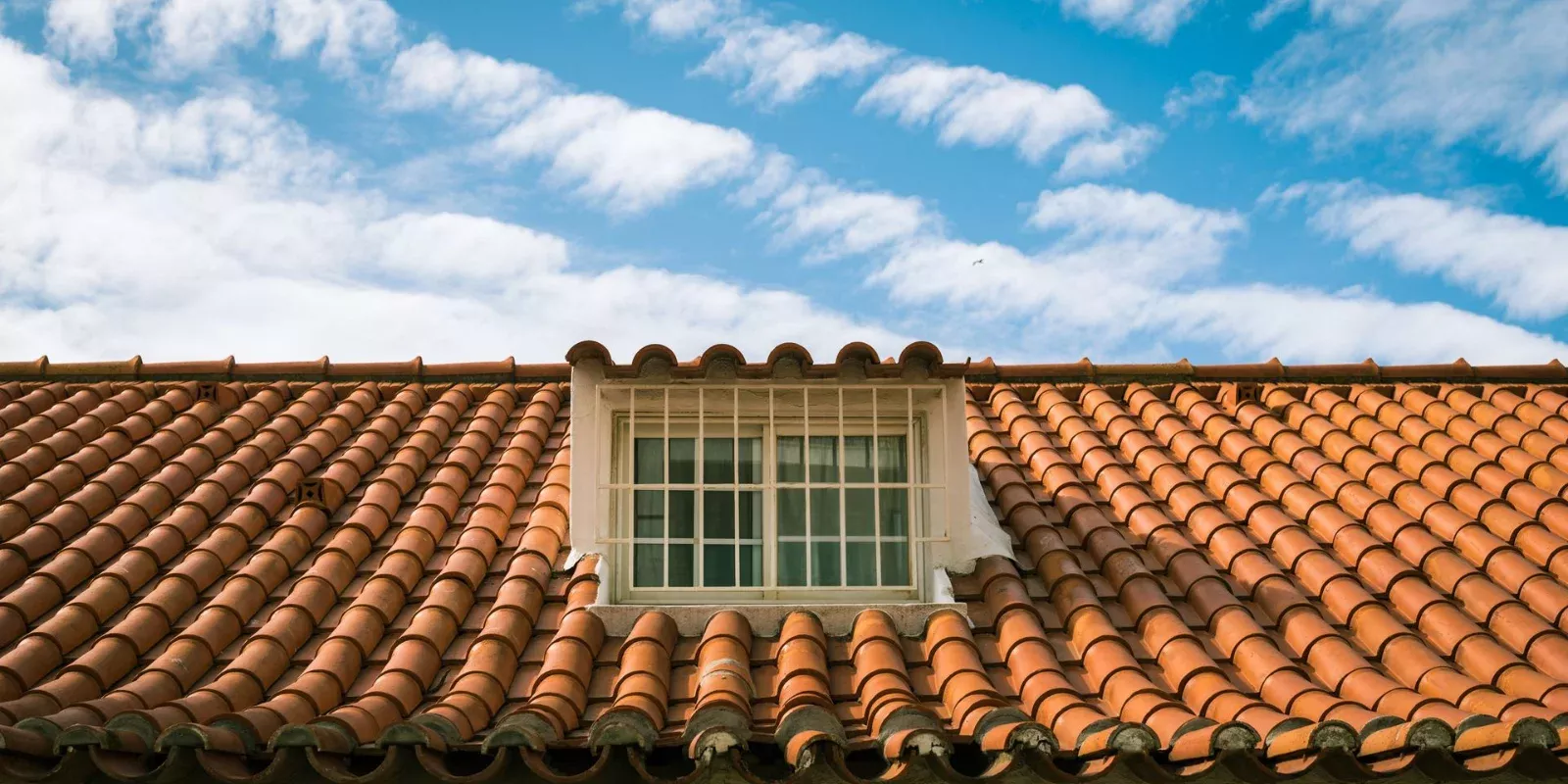 Techo de tejas de barro de una vivienda bajo la luz del sol