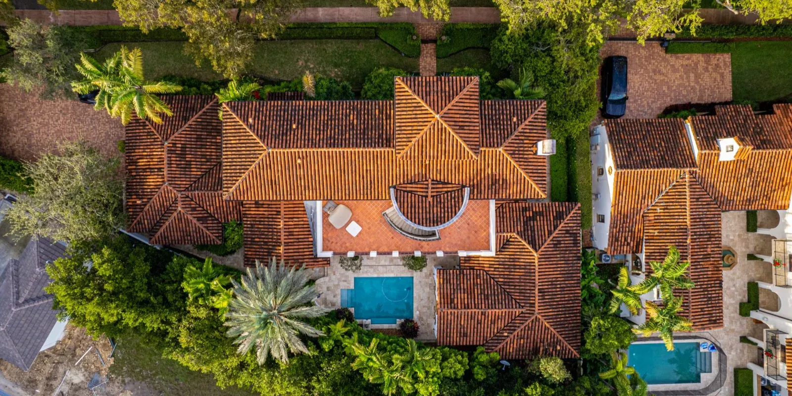 Vista aérea de casas unifamiliares con piscina y techos de teja en el oeste de Miami-Dade