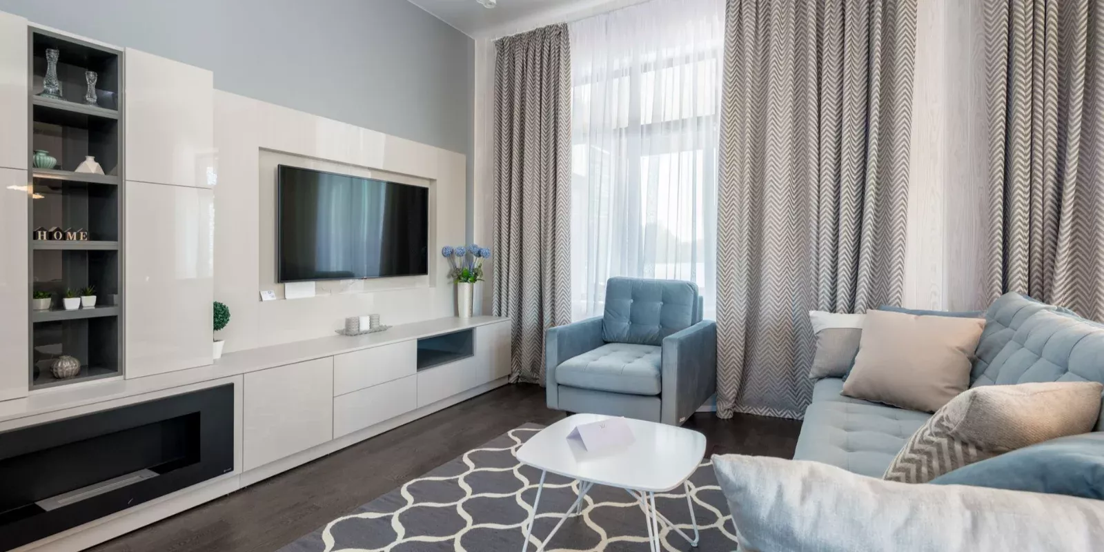 Sala de estar luminosa con muebles neutros preparada para la venta de la vivienda