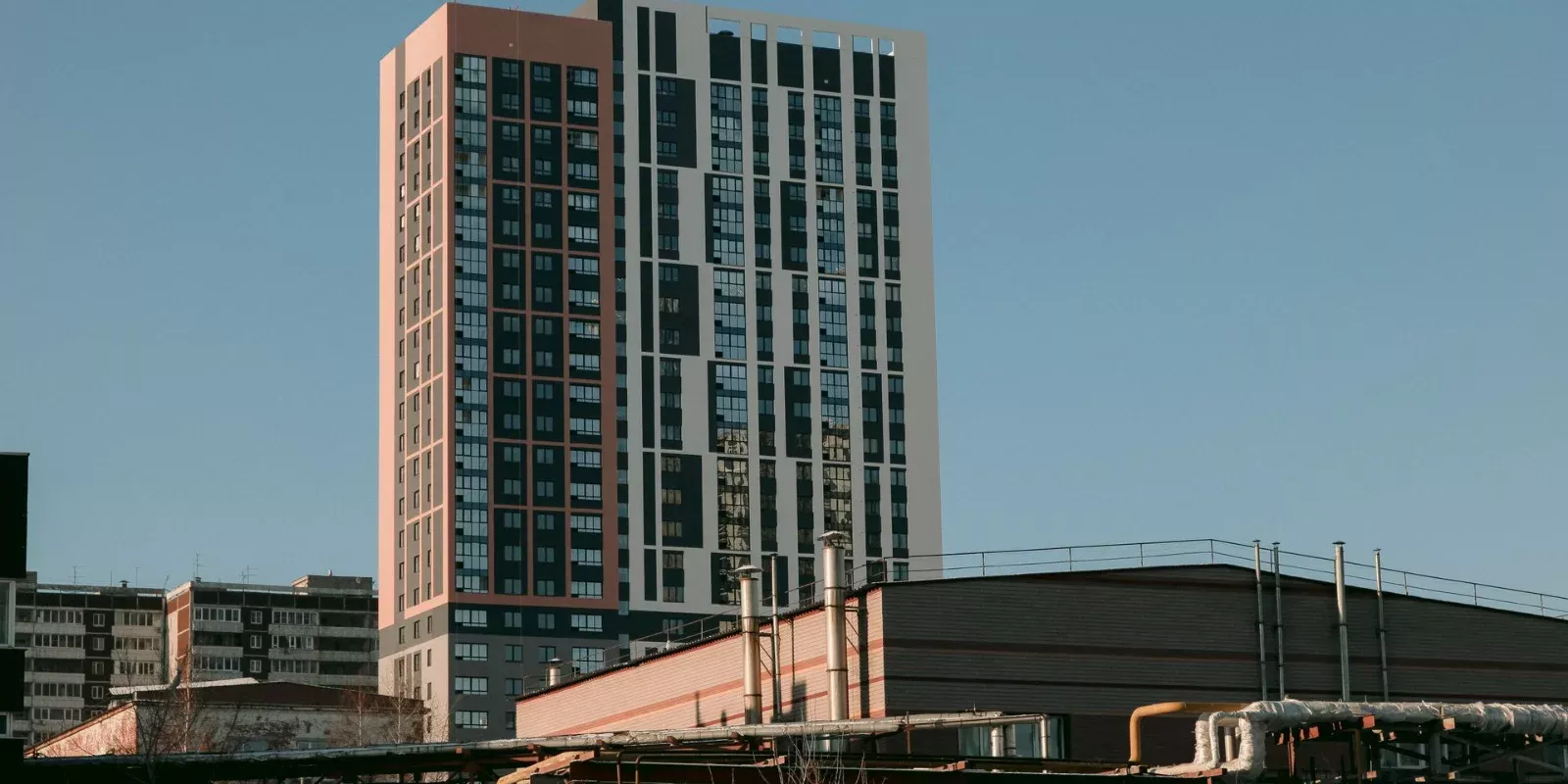 Fachada de un edificio residencial contemporáneo vista desde abajo