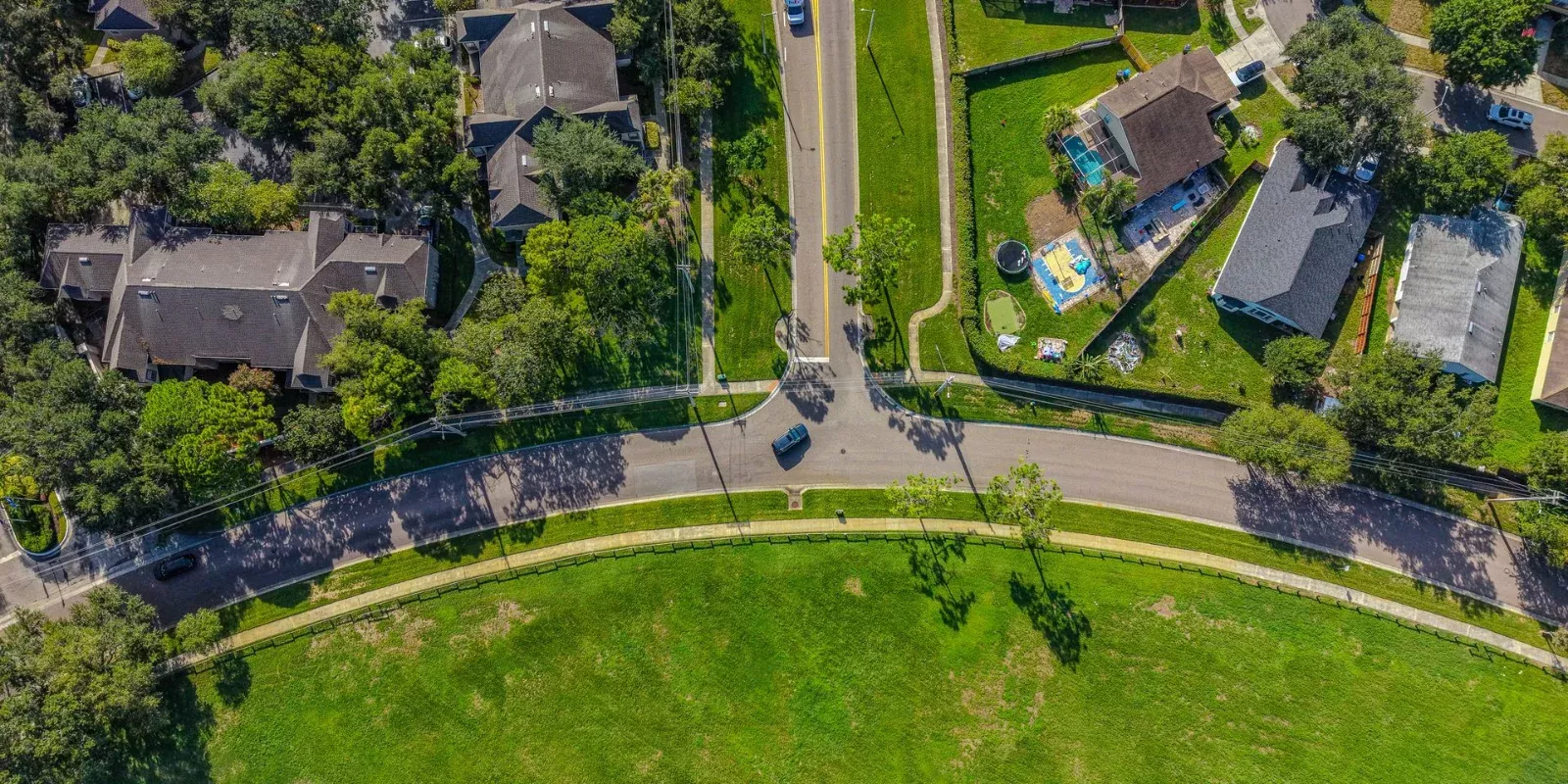 Vista aérea de un barrio residencial de casas unifamiliares en el sur de Florida