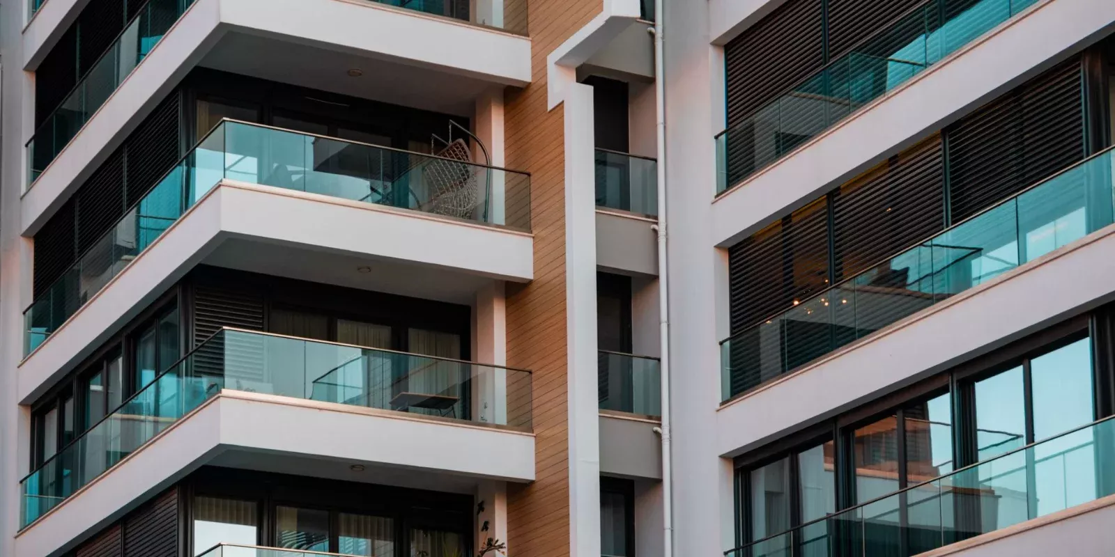 Fachada de un edificio residencial moderno con balcones de vidrio