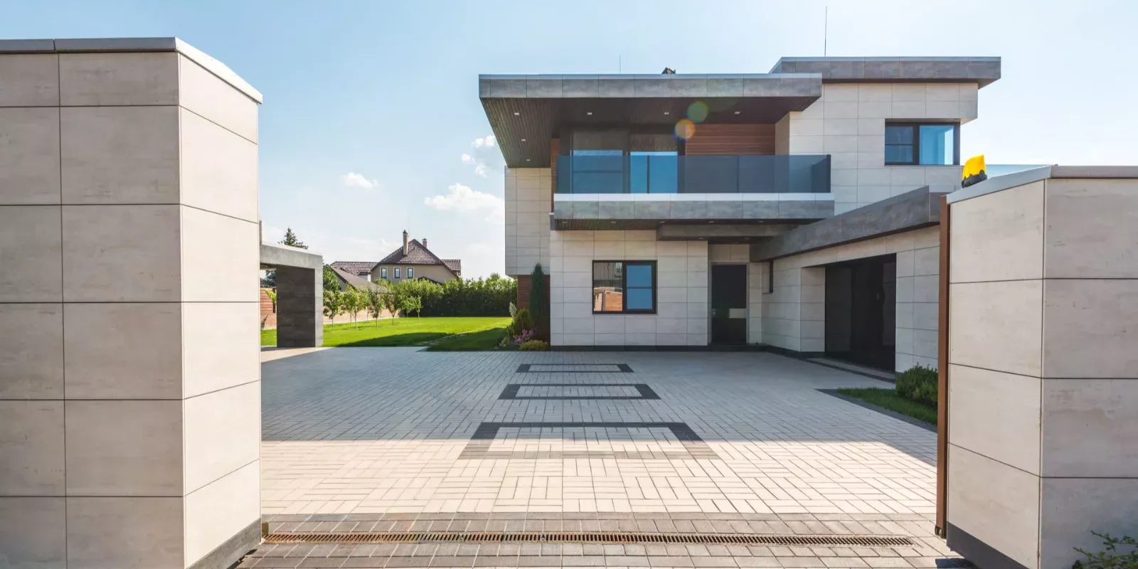 Vivienda contemporánea de dos plantas con entrada pavimentada y jardín delantero