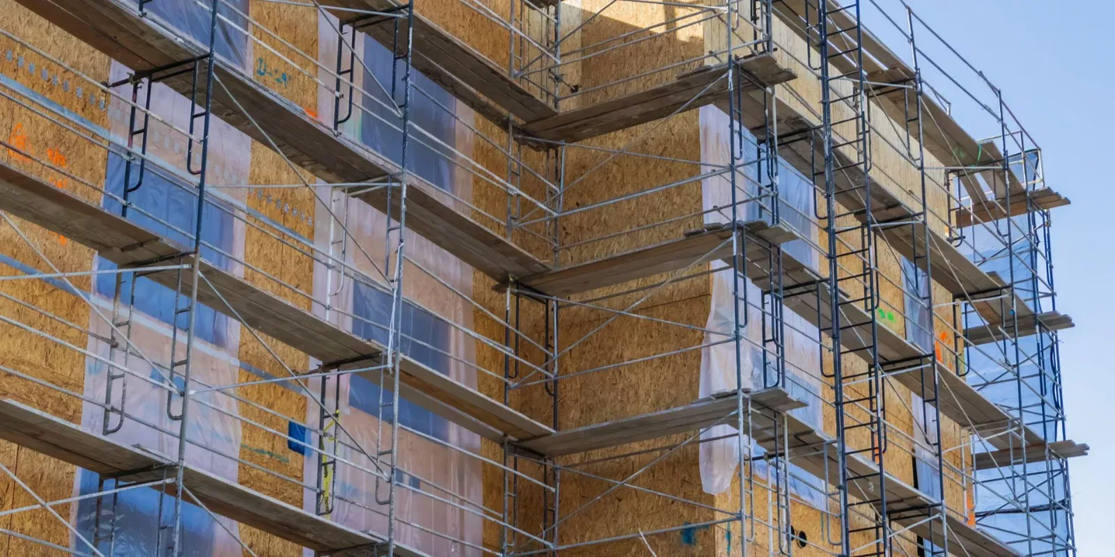 Andamios instalados en la fachada de un edificio de varios pisos durante trabajos de reparación