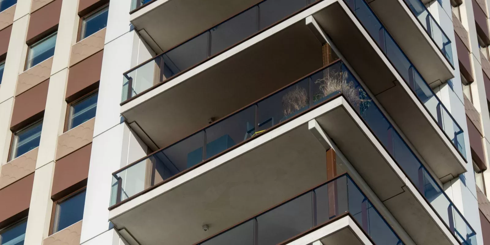 Fachada de un edificio residencial moderno con balcones