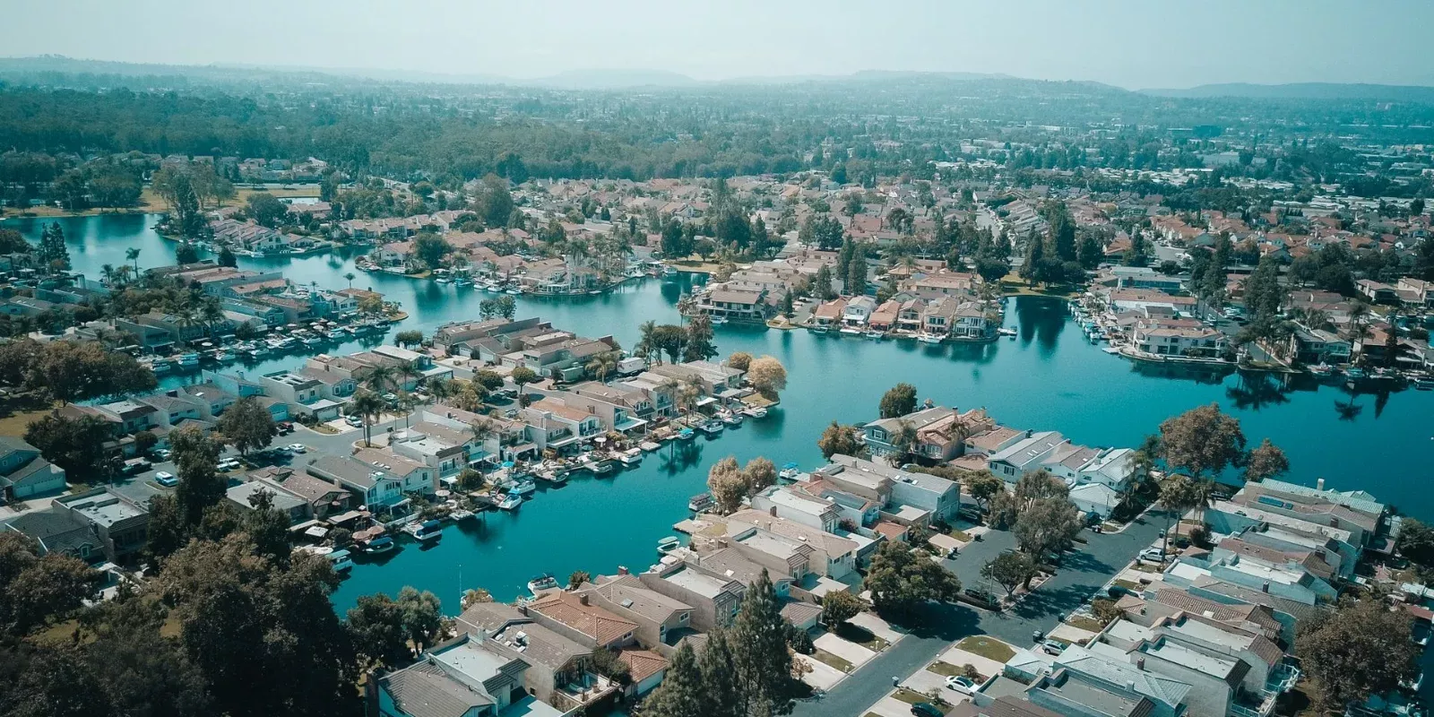 Vista aérea de un barrio residencial con lagos y calles arboladas
