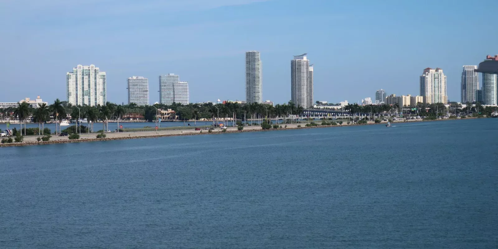 Perfil urbano de Miami con edificios residenciales vistos desde la bahía
